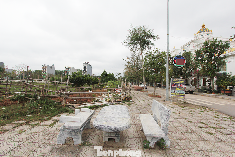 Công viên nội khu, nơi được coi là điểm nhấn của Khu đô thị mới Đồng Cửa xơ xác, bị người dân chiếm dụng để quây thép gai, đóng cọc rào kiên cố để trồng cây ăn quả lâu năm. (Ảnh: Lộc Liên) Công viên nội khu, nơi được coi là điểm nhấn của Khu đô thị mới Đồng Cửa xơ xác, bị người dân chiếm dụng để quây thép gai, đóng cọc rào kiên cố để trồng cây ăn quả lâu năm. (Ảnh: Lộc Liên)