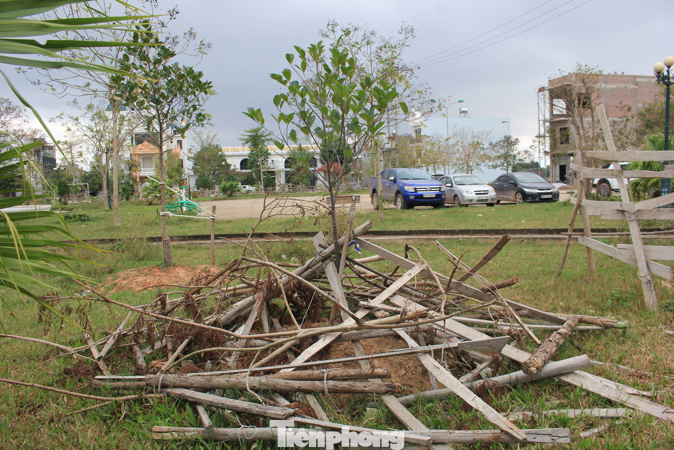 Công viên nội khu, nơi được coi là điểm nhấn của Khu đô thị mới Đồng Cửa xơ xác, bị người dân chiếm dụng để quây thép gai, đóng cọc rào kiên cố để trồng cây ăn quả lâu năm. (Ảnh: Lộc Liên) Công viên nội khu, nơi được coi là điểm nhấn của Khu đô thị mới Đồng Cửa xơ xác, bị người dân chiếm dụng để quây thép gai, đóng cọc rào kiên cố để trồng cây ăn quả lâu năm. (Ảnh: Lộc Liên)