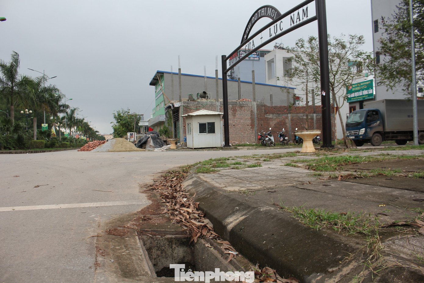 Hầu hết các nắp cống trong Khu đô thị này đều bỏ ngỏ, gây nguy hiểm cho người đi bộ, nhất là người già, trẻ em vào buổi tối. (Ảnh: Lộc Liên) Hầu hết các nắp cống trong Khu đô thị này đều bỏ ngỏ, gây nguy hiểm cho người đi bộ, nhất là người già, trẻ em vào buổi tối. (Ảnh: Lộc Liên)