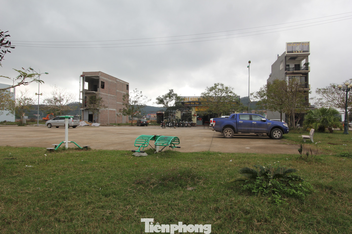 Sân chơi cho trẻ em bị chiếm dụng thành nơi đỗ ô tô, nhiều thiết bị phục vụ việc tập thể dục, thể thao công cộng gỉ sét vì không được bảo dưỡng. (Ảnh: Lộc Liên) Sân chơi cho trẻ em bị chiếm dụng thành nơi đỗ ô tô, nhiều thiết bị phục vụ việc tập thể dục, thể thao công cộng gỉ sét vì không được bảo dưỡng. (Ảnh: Lộc Liên)