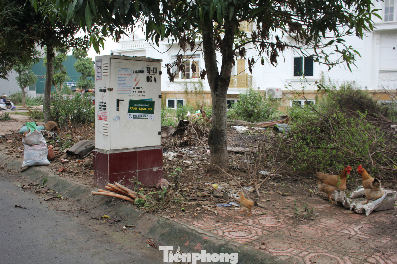 Vỉa hè khu đô thị không được chăm chút, nhiều nơi thành chỗ tập kết rác thải, đất đá hoặc thành bãi chăn thả gia cầm của người dân. (Ảnh: Lộc Liên) Vỉa hè khu đô thị không được chăm chút, nhiều nơi thành chỗ tập kết rác thải, đất đá hoặc thành bãi chăn thả gia cầm của người dân. (Ảnh: Lộc Liên)