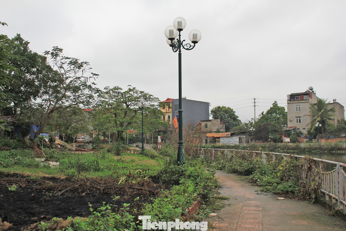 Nhìn khung cảnh này, người ta liên tưởng đến lối đi của những công viên bỏ hoang chứ không phải lối đi bộ cho cư dân của một khu đô thị giữa lòng thành phố. (Ảnh: Lộc Liên) Nhìn khung cảnh này, người ta liên tưởng đến lối đi của những công viên bỏ hoang chứ không phải lối đi bộ cho cư dân của một khu đô thị giữa lòng thành phố. (Ảnh: Lộc Liên)