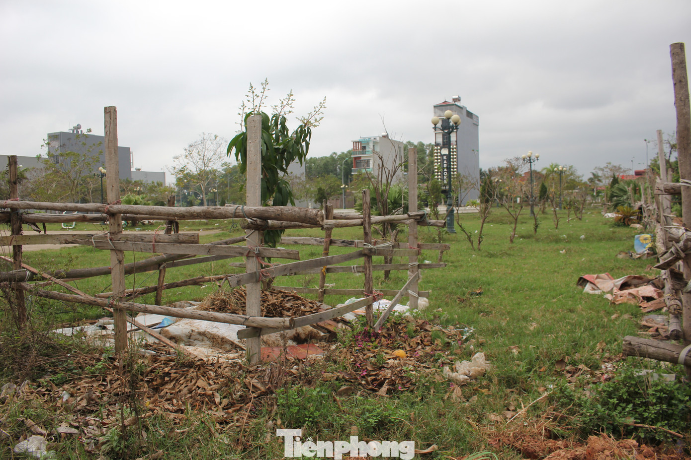 Ngoài ra, dự án từng bị réo tên vì thực hiện chậm tiến độ, chủ đầu tư điều chỉnh quy hoạch ba lần, lý do điều chỉnh không rõ ràng mà chủ yếu theo yêu cầu của nhà đầu tư và việc này chưa đúng quy định của pháp luật. (Ảnh: Lộc Liên) Ngoài ra, dự án từng bị réo tên vì thực hiện chậm tiến độ, chủ đầu tư điều chỉnh quy hoạch ba lần, lý do điều chỉnh không rõ ràng mà chủ yếu theo yêu cầu của nhà đầu tư và việc này chưa đúng quy định của pháp luật. (Ảnh: Lộc Liên)