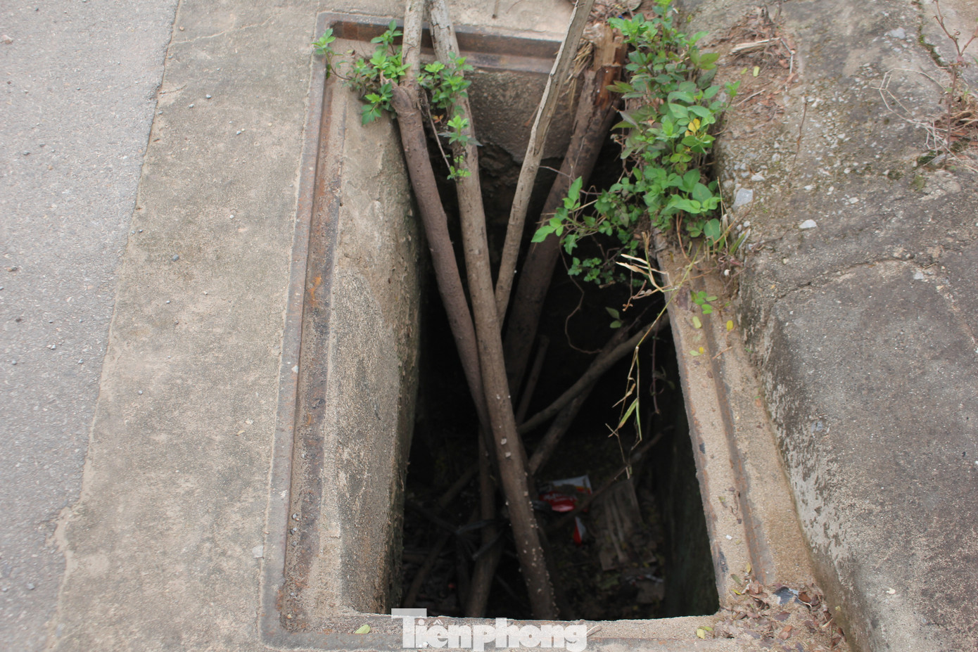 Hầu hết các nắp cống trong Khu đô thị này đều bỏ ngỏ, gây nguy hiểm cho người đi bộ, nhất là người già, trẻ em vào buổi tối. (Ảnh: Lộc Liên) Hầu hết các nắp cống trong Khu đô thị này đều bỏ ngỏ, gây nguy hiểm cho người đi bộ, nhất là người già, trẻ em vào buổi tối. (Ảnh: Lộc Liên)