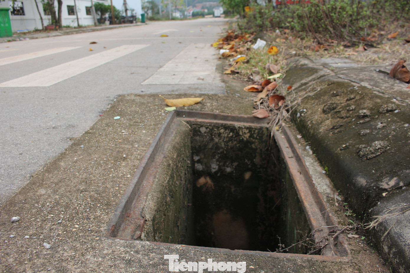 Hầu hết các nắp cống trong Khu đô thị này đều bỏ ngỏ, gây nguy hiểm cho người đi bộ, nhất là người già, trẻ em vào buổi tối. (Ảnh: Lộc Liên) Hầu hết các nắp cống trong Khu đô thị này đều bỏ ngỏ, gây nguy hiểm cho người đi bộ, nhất là người già, trẻ em vào buổi tối. (Ảnh: Lộc Liên)