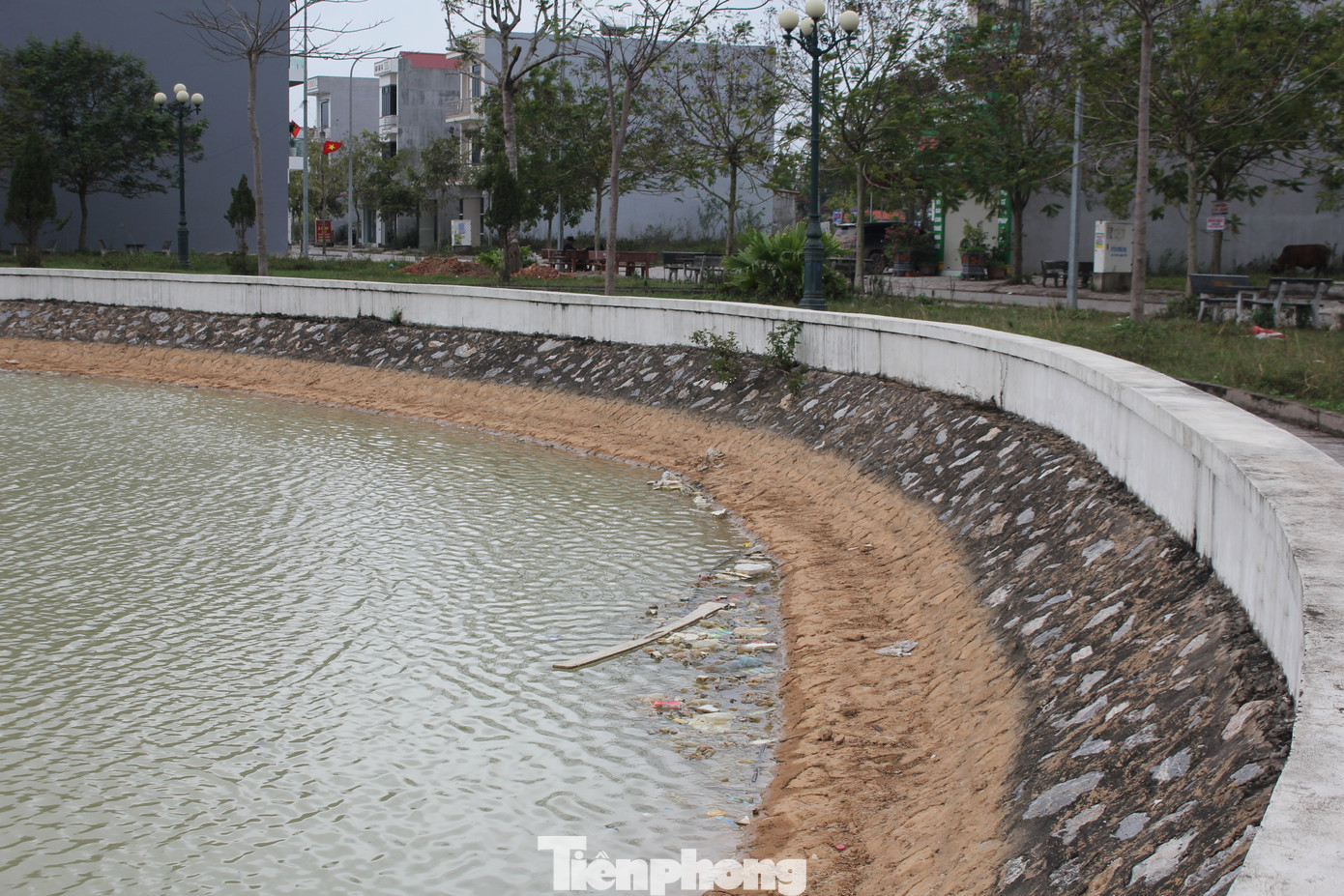 Ngoài ra, dự án từng bị réo tên vì thực hiện chậm tiến độ, chủ đầu tư điều chỉnh quy hoạch ba lần, lý do điều chỉnh không rõ ràng mà chủ yếu theo yêu cầu của nhà đầu tư và việc này chưa đúng quy định của pháp luật. (Ảnh: Lộc Liên) Ngoài ra, dự án từng bị réo tên vì thực hiện chậm tiến độ, chủ đầu tư điều chỉnh quy hoạch ba lần, lý do điều chỉnh không rõ ràng mà chủ yếu theo yêu cầu của nhà đầu tư và việc này chưa đúng quy định của pháp luật. (Ảnh: Lộc Liên)