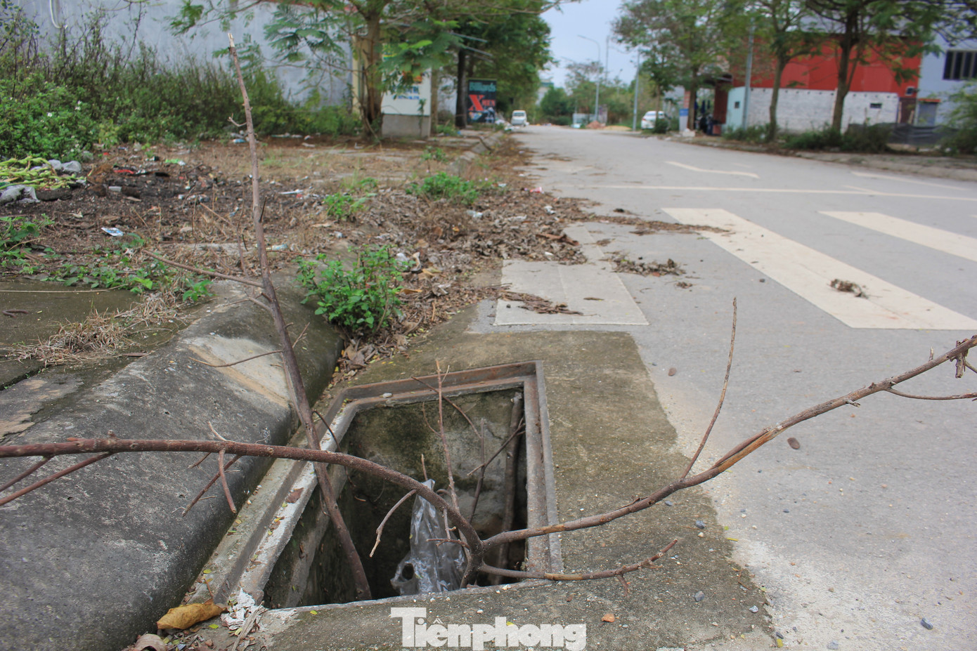 Hầu hết các nắp cống trong Khu đô thị này đều bỏ ngỏ, gây nguy hiểm cho người đi bộ, nhất là người già, trẻ em vào buổi tối. (Ảnh: Lộc Liên) Hầu hết các nắp cống trong Khu đô thị này đều bỏ ngỏ, gây nguy hiểm cho người đi bộ, nhất là người già, trẻ em vào buổi tối. (Ảnh: Lộc Liên)