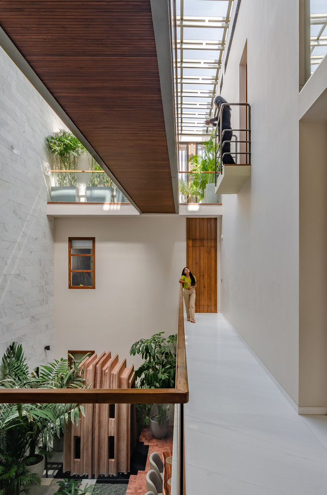 Cả ngày, ngôi nhà gần như không phải bật điện vì ánh sáng tự nhiên luôn tràn ngập khắp không gian.