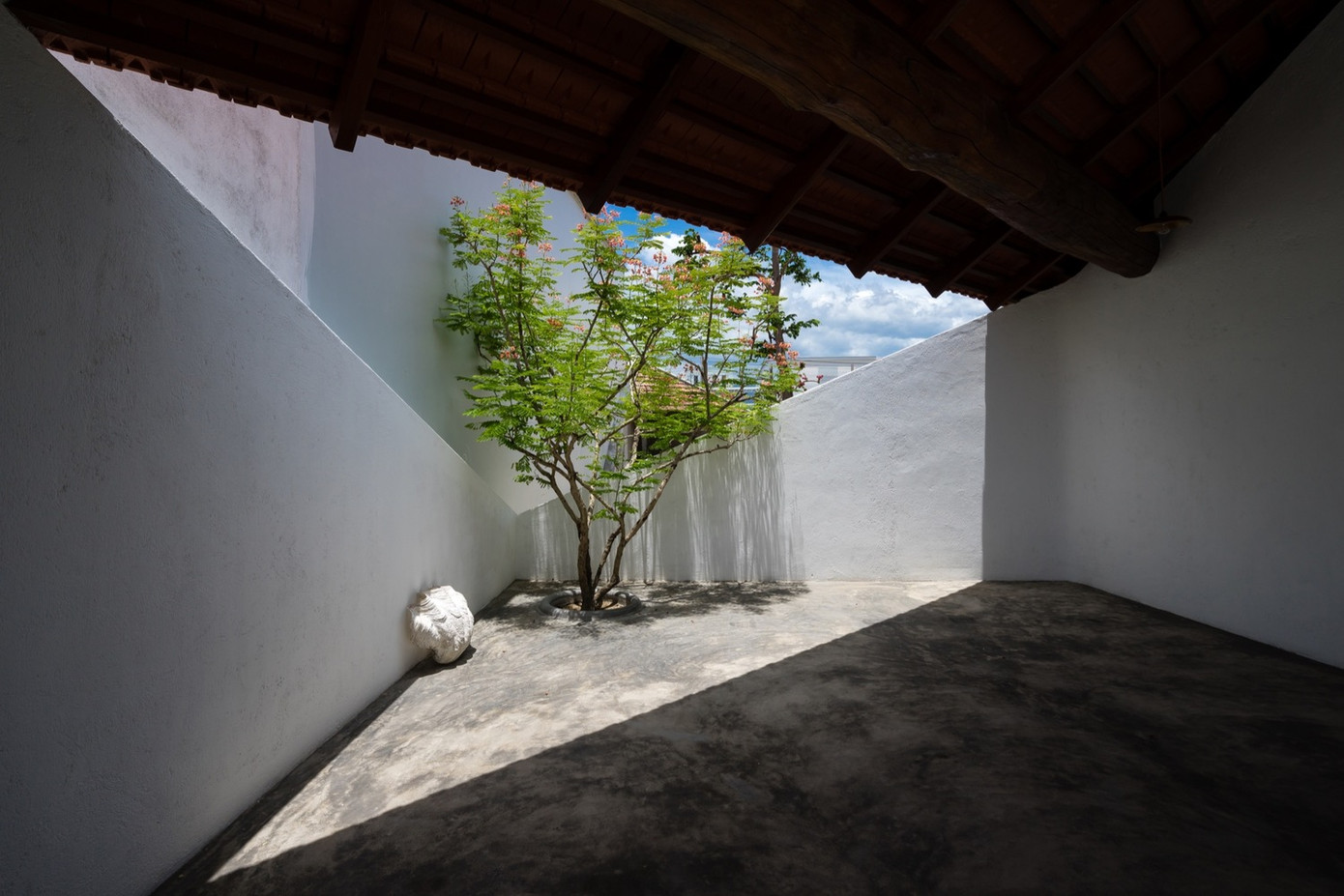 Vì ngôi nhà nằm ở thành phố biển Nha Trang nên kiến trúc sư muốn gia chủ tận hưởng được hương vị của biển cả. Do đó, mọi không gian trong nhà đều được mở thông thoáng nhất có thể. Vì ngôi nhà nằm ở thành phố biển Nha Trang nên kiến trúc sư muốn gia chủ tận hưởng được hương vị của biển cả. Do đó, mọi không gian trong nhà đều được mở thông thoáng nhất có thể.