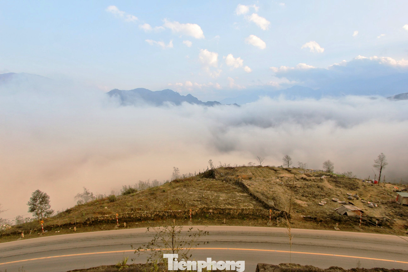 Không chỉ có hoa, đường đến Lai Châu còn có mây, mây xuất hiện khắp nơi, mây bay trên đỉnh núi rồi sà xuống những con đường, đùa giỡn với hoa, với lá, khiến cảnh sắc thiên nhiên luôn luôn mang một vẻ đẹp huyền bí. (Ảnh: Lộc Liên)