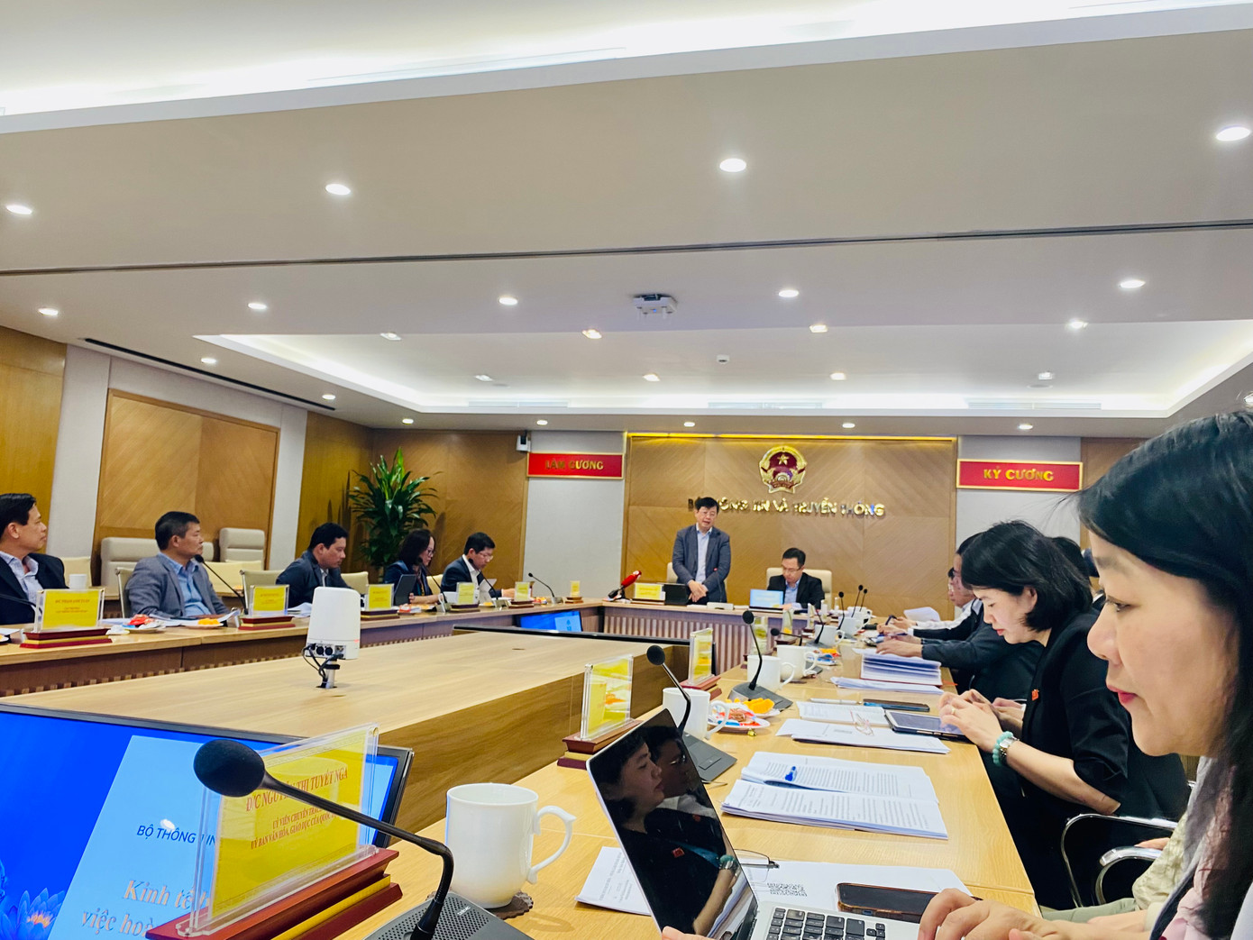 Phó Chủ nhiệm Uỷ ban Văn hoá, Giáo dục của Quốc hội Đặng Xuân Phương và Thứ trưởng Bộ Thông tin và Truyền thông Nguyễn Thanh Lâm chủ trì cuộc làm việc.