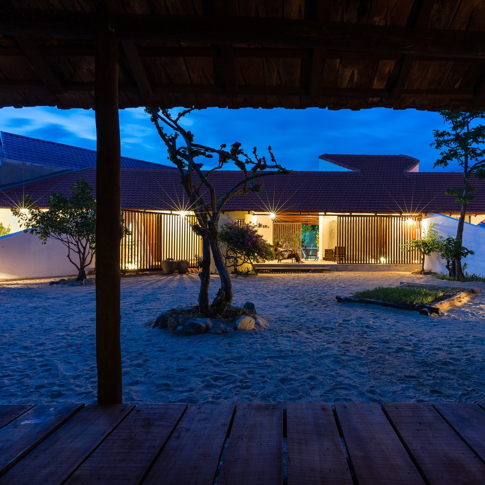 Đây là một ngôi nhà cấp 4 được thiết kế theo phong cách của người Chăm với không gian sống hiện đại ở TP Nha Trang. Đây là một ngôi nhà cấp 4 được thiết kế theo phong cách của người Chăm với không gian sống hiện đại ở TP Nha Trang.