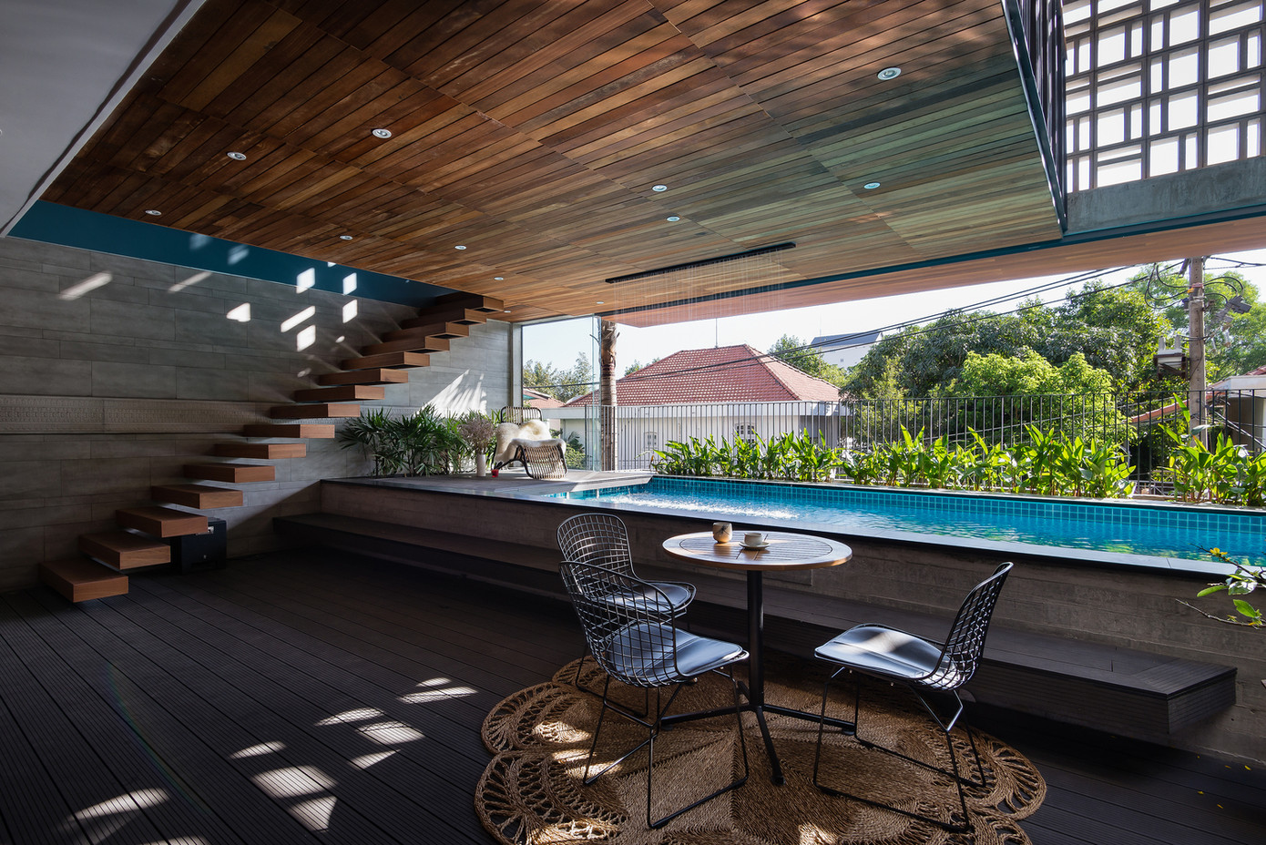 Bằng cách nâng cao bể bơi, tầng trệt đã được mở ra cho các chức năng linh hoạt hơn. Ngoài ra, hồ bơi còn giúp hạ nhiệt khoảng sân rộng.