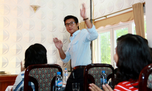 Trước thông tin không ít người không đồng tình, thậm chí phản đối câu nói của Trần Hùng John được Bộ GD&ĐT trích đưa vào đề thi khối D năm nay, chủ nhân của cuốn “John đi tìm Hùng” đáp lại dí dỏm như lời thách đố: “Nếu bạn phản đối quan điểm của tôi, đó chính là cơ hội để bạn chứng tỏ mình; Hãy chứng minh rằng bạn đúng chứng không phải Hùng John. Bạn hãy chứng mình đi! Bạn hãy là người dẫn đường, đột phá để không nằm trong số “phần đông thụ động, đi theo” mà tôi đề cập đến