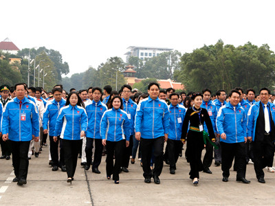 Bí thư thứ nhất T.Ư Đoàn Nguyễn Đắc Vinh cùng các đại biểu vào lăng viếng Bác, sáng 11-12. Ảnh: Hồng Vĩnh