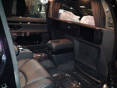 Ghế sau bọc da Nappa và có chức năng đỡ chân chỉnh điện. Những chiếc ly mạ bạc sáng bóng nằm gọn gàng trong hộc đựng được thiết kế đặc biệt. Phía trên là hộc đựng rượu với những chai champagne thượng hạng. Đầu DVD kết nối với 2 màn hình TFT 9,5 inch gắn sau lưng 2 hàng ghế trước. Dàn âm thanh đẳng cấp Bose giúp hàng ghế trở thành nơi nghỉ ngơi lý tưởng cho những chuyến đi xa. Mui xe có thể làm mờ hoặc trong suốt để đón ánh nắng tự nhiên. Chỉ cần một nút bấm, cabin được ngăn cách riêng biệt bởi vách ngăn bằng kính hoặc rèm. Tất cả đều được điều chỉnh thông qua bảng điều khiển đặt giữa hàng ghế sau