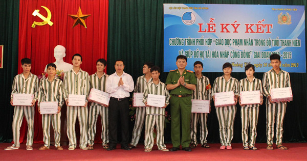 tặng quà cho 10 phạm nhân trong độ tuổi thanh niên có cải tạo tốt sắp chấp hành xong án phạt tù