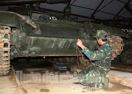 Lắp bình điện cho xe tăng. Lắp bình điện cho xe tăng