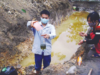 Xăng vớt lên từ dưới giếng có màu xanh như xăng A 92. Xăng vớt lên từ dưới giếng có màu xanh như xăng A 92