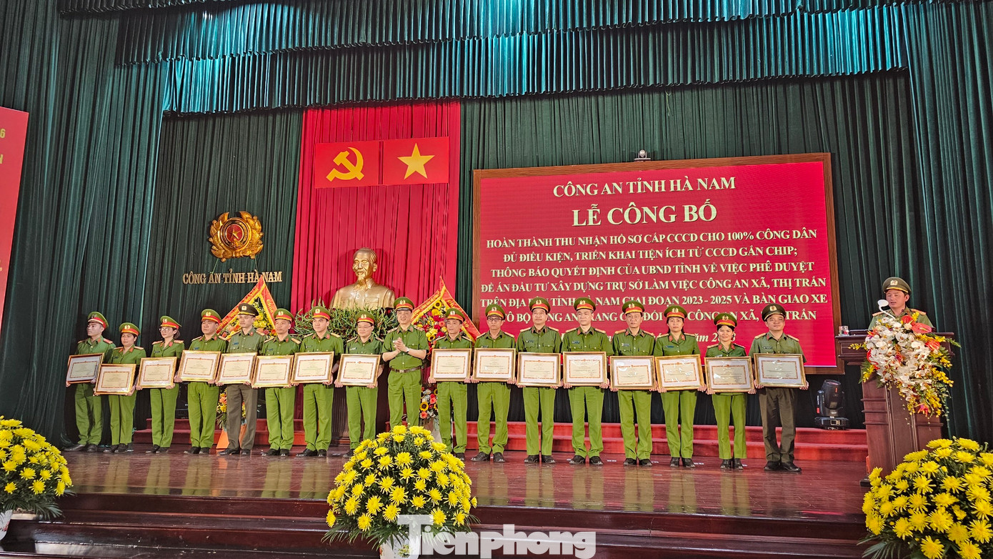 Trung tướng Nguyễn Duy Ngọc - Thứ trưởng Bộ Công an trao Bằng khen cho các tập thể, cá nhân.