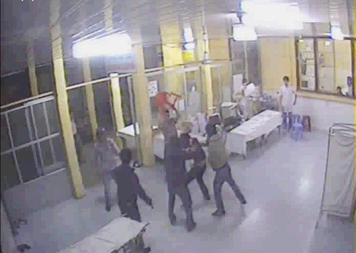 Cả nhóm quây đánh một đối tượng 