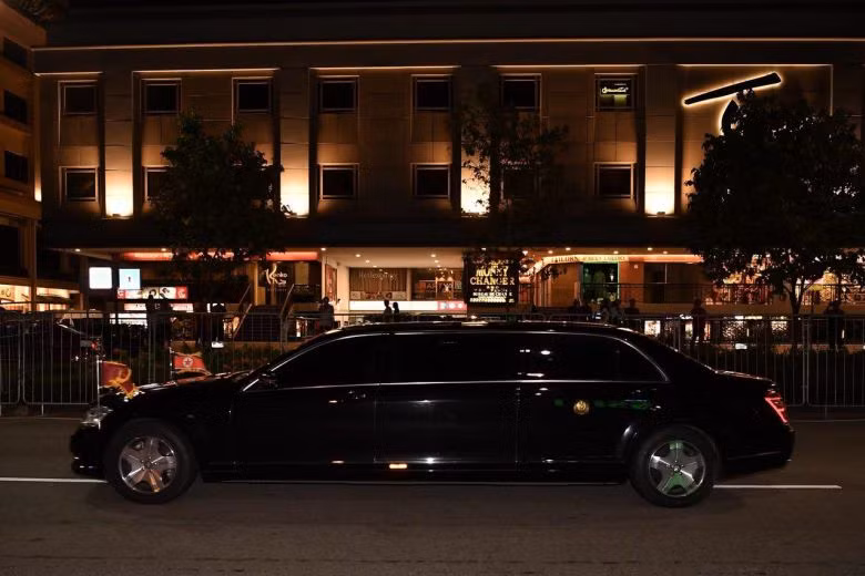 Ông Kim Jong-un dạo phố đêm, selfie với Ngoại trưởng Singapore ảnh 1