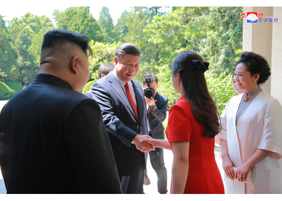Phu nhân ông Kim Jong-un khoe gu thời trang thanh lịch ở Trung Quốc ảnh 12
