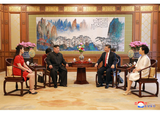 Phu nhân ông Kim Jong-un khoe gu thời trang thanh lịch ở Trung Quốc ảnh 11