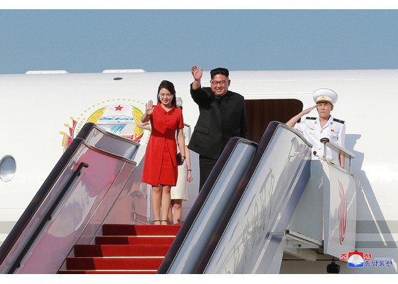 Phu nhân ông Kim Jong-un khoe gu thời trang thanh lịch ở Trung Quốc ảnh 13