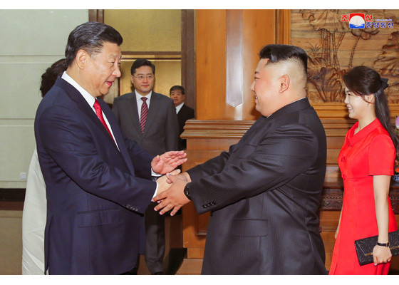 Phu nhân ông Kim Jong-un khoe gu thời trang thanh lịch ở Trung Quốc ảnh 9