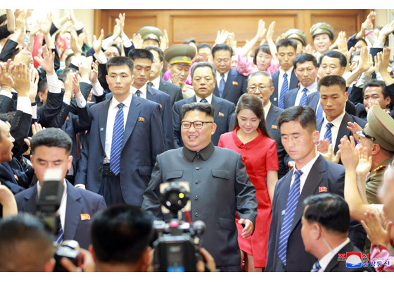 Phu nhân ông Kim Jong-un khoe gu thời trang thanh lịch ở Trung Quốc ảnh 8