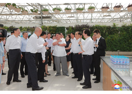 Phu nhân ông Kim Jong-un khoe gu thời trang thanh lịch ở Trung Quốc ảnh 6