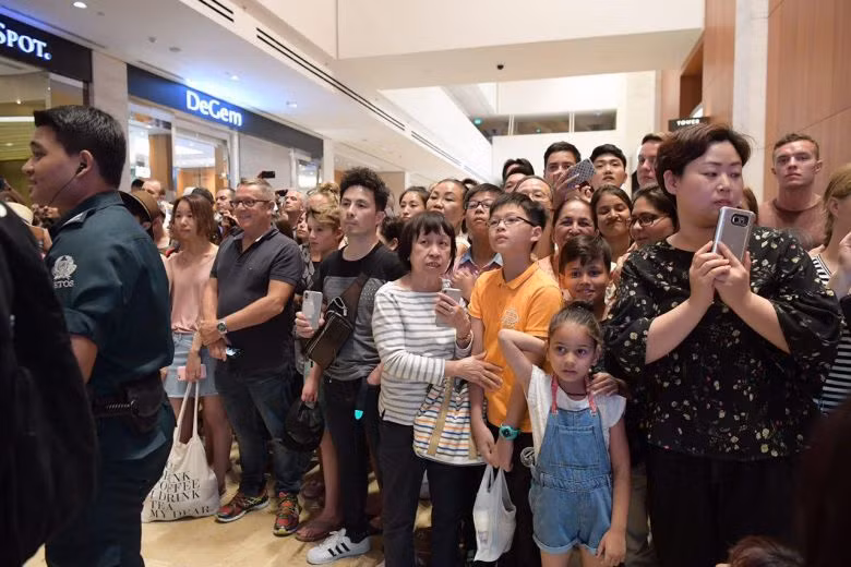 Ông Kim Jong-un dạo phố đêm, selfie với Ngoại trưởng Singapore ảnh 4