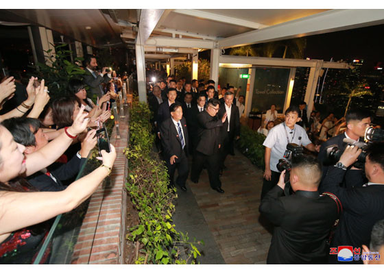 Ông Kim Jong-un: 'Thế giới ngỡ khoảnh khắc này như bộ phim viễn tưởng' ảnh 41