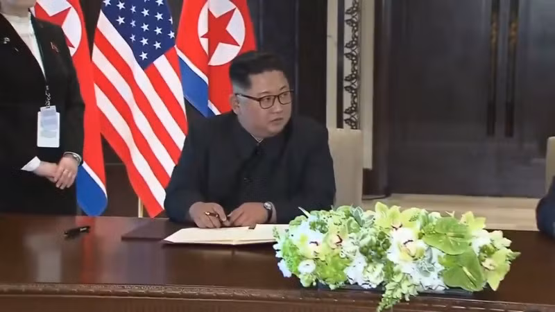 Vì sao ông Kim Jong-un phải mượn bút em gái để kí thoả thuận chung? ảnh 2