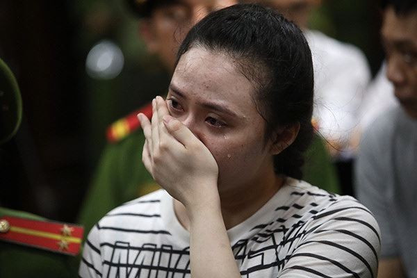 Showbiz 11/5: Lộ ảnh hoa hậu H’Hen Niê được mẹ tắm cho gây xúc động ảnh 5