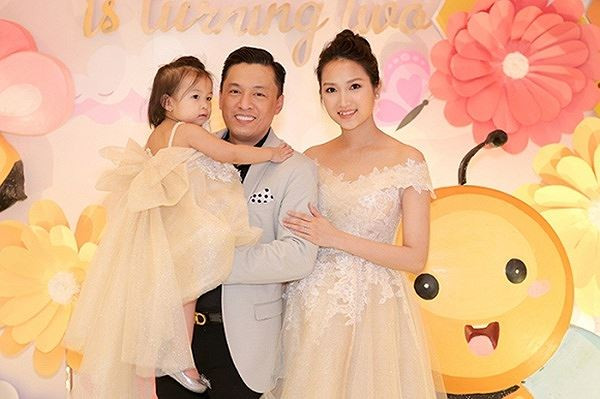 Showbiz 1/5: Á hậu 9X bất ngờ ly hôn chồng U70 là triệu phú ảnh 1