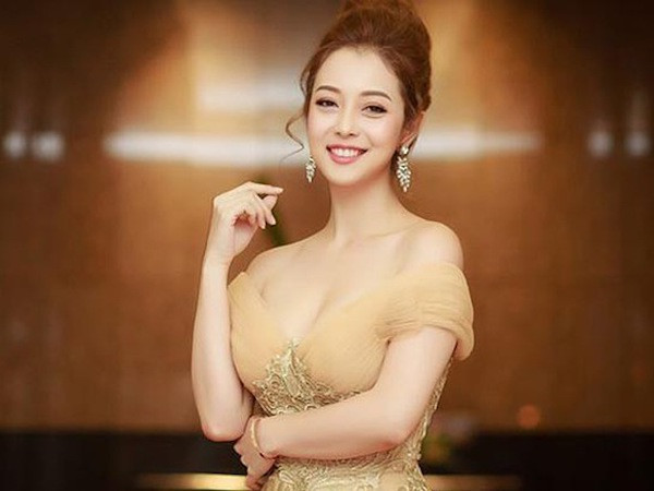 Jennifer Phạm đột ngột ngất xỉu, đập đầu xuống đất khi đang dẫn chương trình ảnh 1