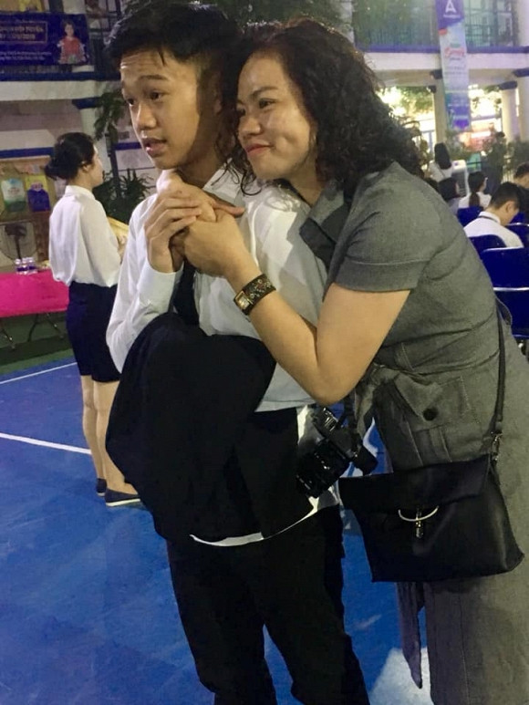 Bức ảnh con trai lớn của cố nhạc sĩ Trần Lập cao hơn mẹ gây xúc động ảnh 2