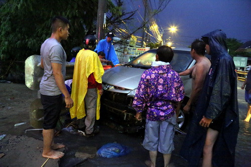 Đồng Nai mưa lớn, xe chết máy la liệt trên đường ngập ảnh 1