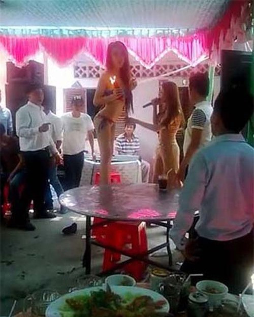 Trong clip thứ 2, "nữ diễn viên" biểu diễn cùng những cây nến đang cháy.... Trong clip thứ 2,