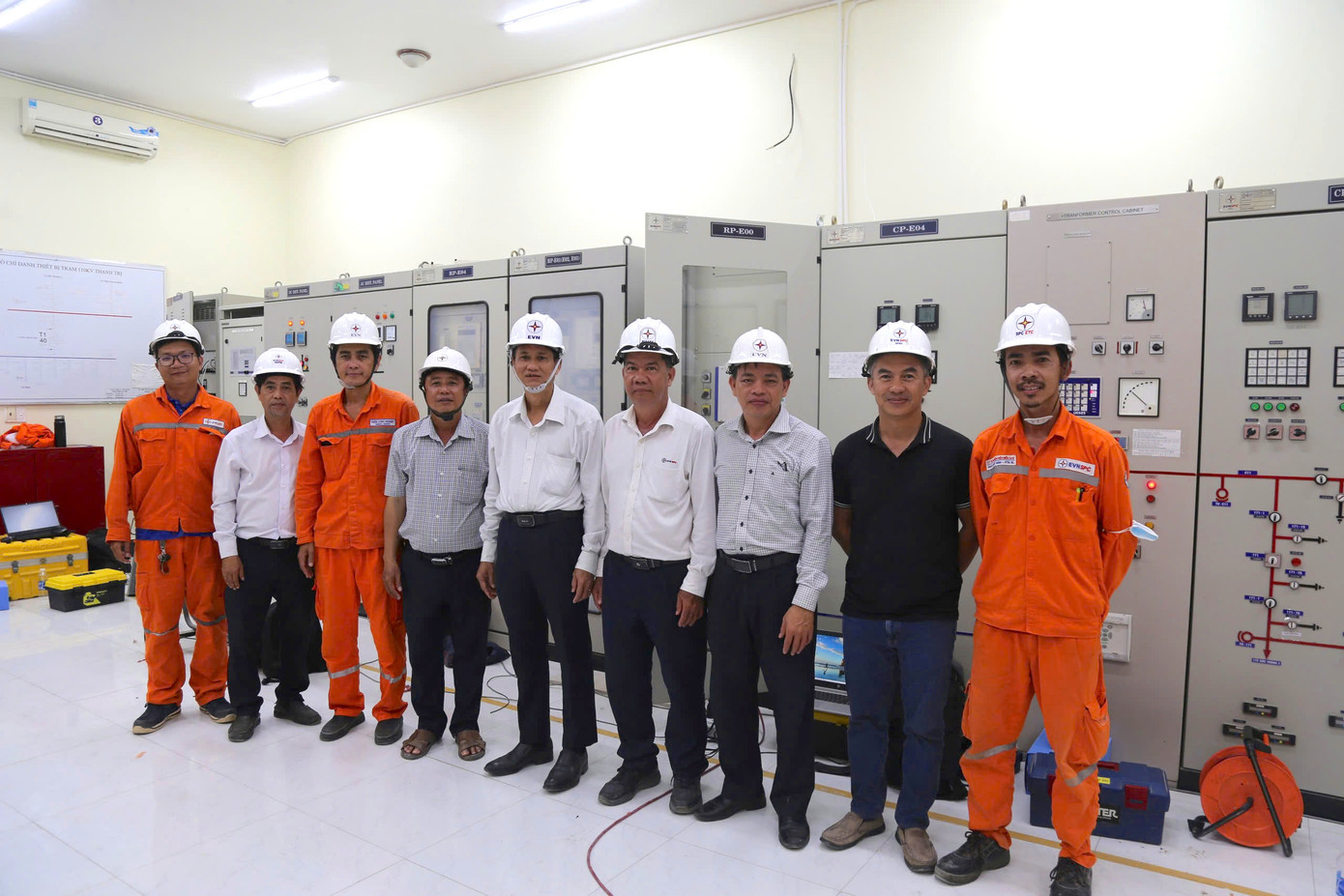 Ông Bành Đức Hoài - Thành viên Hội đồng thành viên EVNSPC (thứ 5 từ phải sang) trực tiếp chỉ đạo công tác đóng điện tại TBA 110kV Thạnh Trị