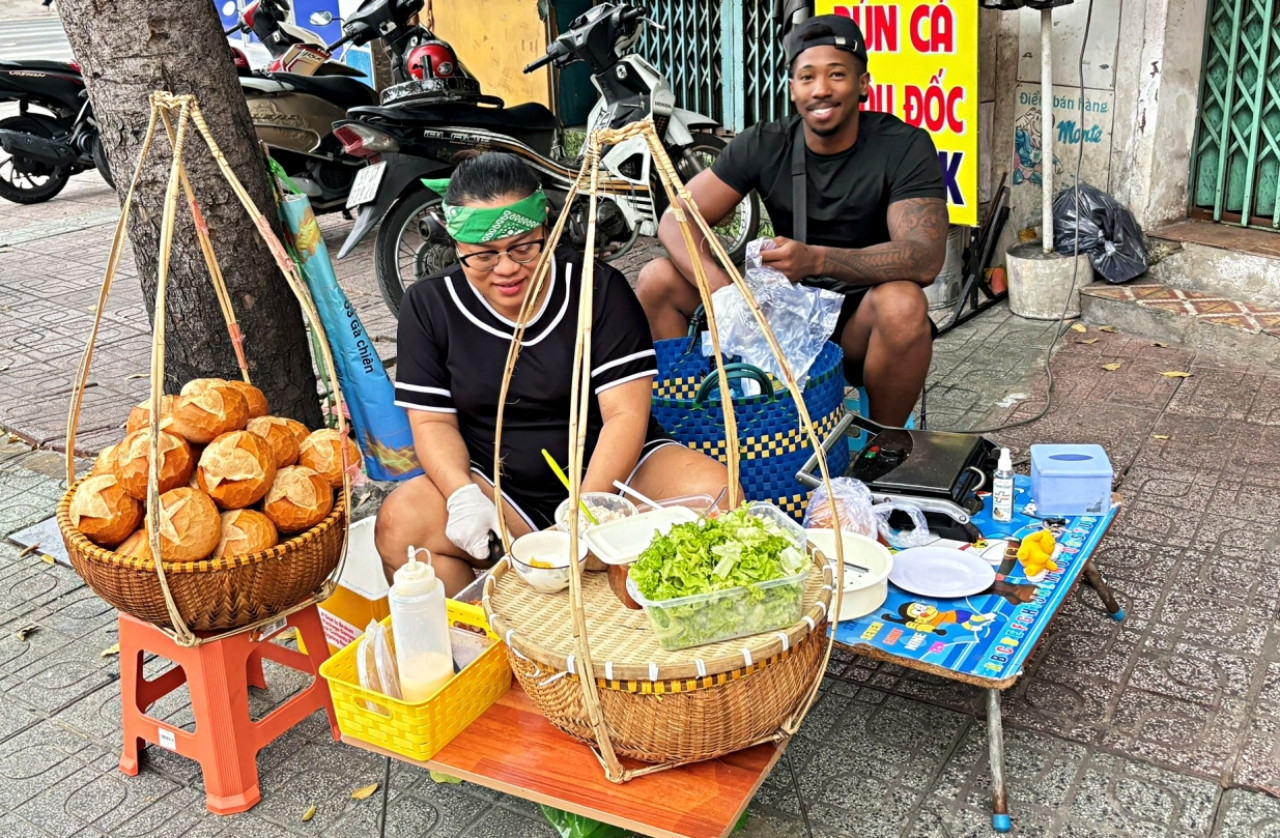 Dù chưa nói được tiếng Việt nhưng anh thân thiện, luôn giữ nụ cười trên môi và tích cực tương tác với khách hàng. Ảnh: Nhân vật cung cấp Dù chưa nói được tiếng Việt nhưng anh thân thiện, luôn giữ nụ cười trên môi và tích cực tương tác với khách hàng. Ảnh: Nhân vật cung cấp