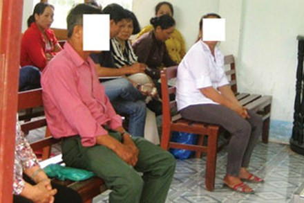 Ông H và bà L tại phiên tòa (sáng 23/7). Ông H và bà L tại phiên tòa (sáng 23.7)