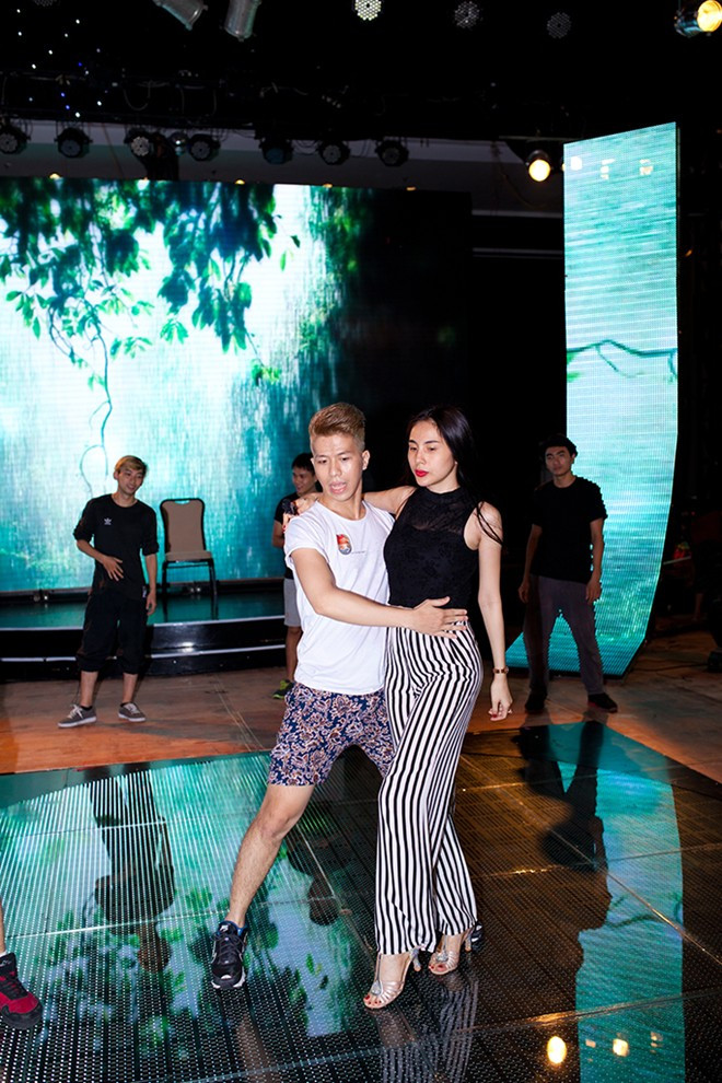 Do đã có kha khá kinh nghiệm trong việc nhảy múa, khiêu vũ, nên cô gặp không mấy khó khăn khi thực hiện các động tác phức tạp và đòi hỏi kỷ thuật. Dù vậy, Thủy Tiên vẫn đề nghị được tập đi tập lại nhiều lần để đảm bảo mọi thứ thật hoàn chỉnh khi quay hình 