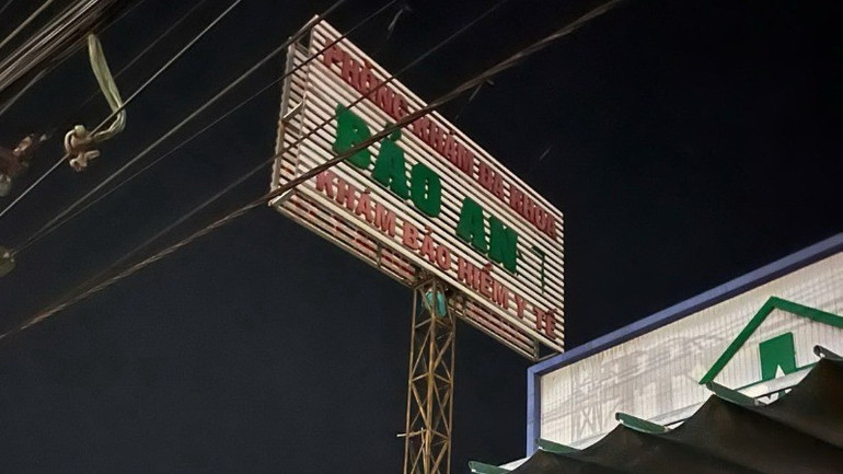 Ông T sau khi leo lên bảng quảng cáo cao 15m đã bị mắc kẹt không xuống được.