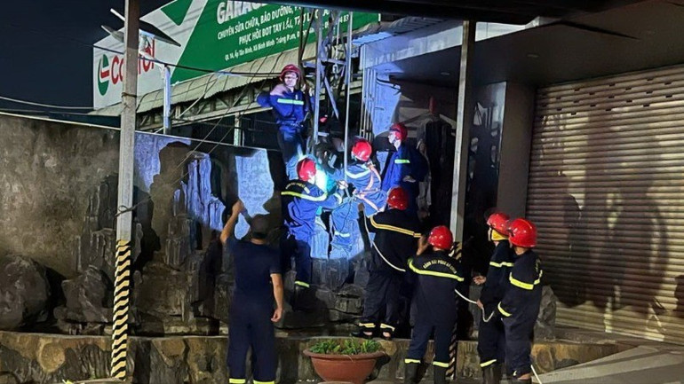 Sau khoảng 15 phút có mặt tại hiện trường, lực lượng chức năng đã giải cứu thành công cho ông T.