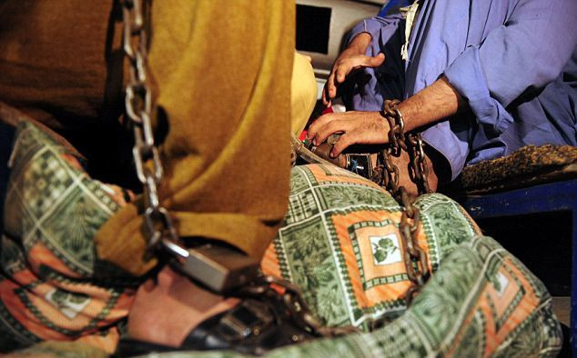 Mang theo xiềng xích ra khỏi tầng hầm. Ảnh: Getty Images