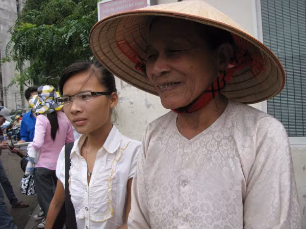 Bà Đào Thị Bát 75 tuổi ()đưa cháu Nguyễn Thị Yến đi thi đại học