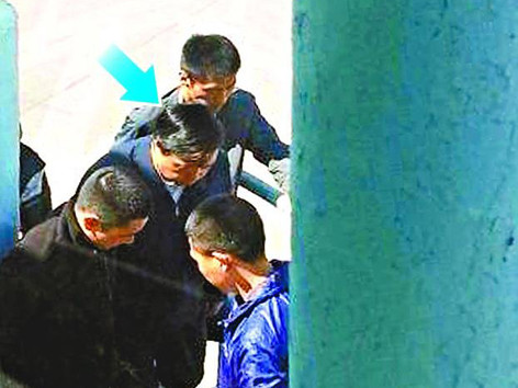 Quý Kiến Nghiệp bị áp giải lên máy bay